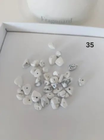 Perles chips howlite blanc