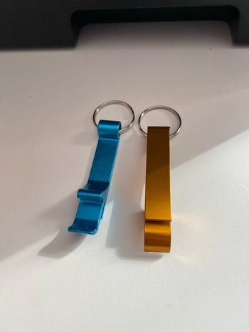 Lot de 2 porte clés décapsuleur ouvre bouteille bières ..