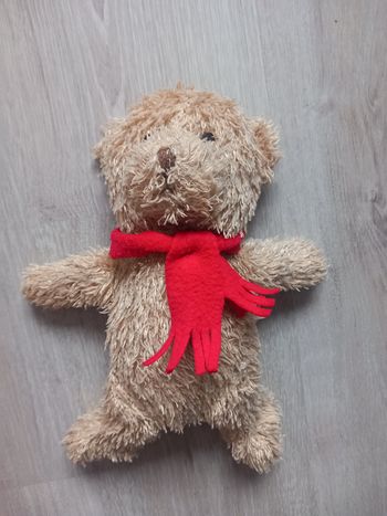 Doudou ourson avec écharpe rouge