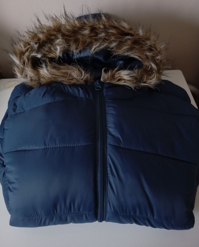 Blouson doudoune.Taille S. Capuche et fausse fourrure .2 poches . Polyamide polyester. Bleu foncé ,marine ..Up Fashion.Etat neuf - photo numéro 5