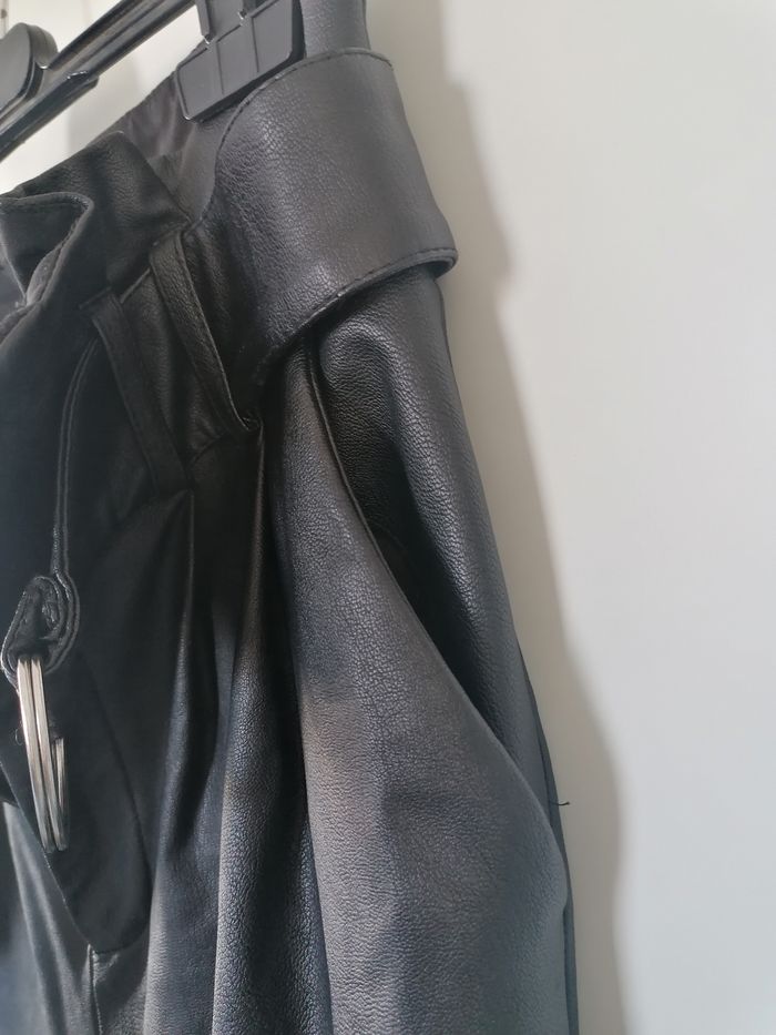 Pantalon noir en Similicuir Stradivarius taille 38 - photo numéro 8