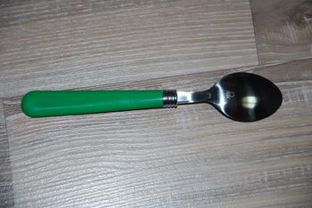 bcuillère Benetton manche plastique vert neuve