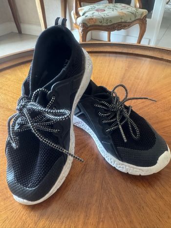Baskets noires en tissu, très bon état, T27