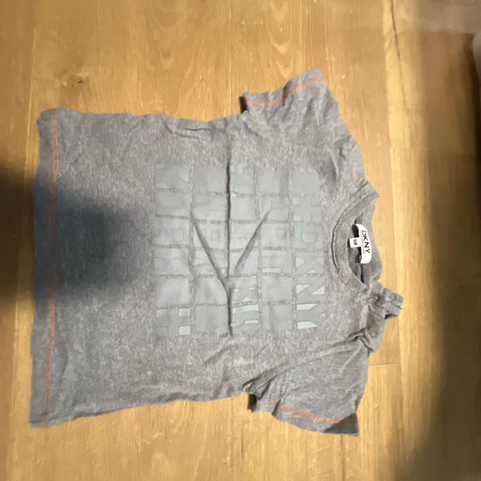 TEE shirt dkny 18 mois