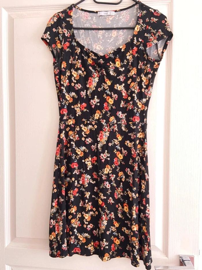 Robe noir avec fleurs mango manches courtes longueur 85 cm taille S neuf