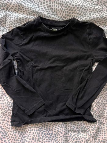 TEE shirt noir manche longue Kiabi taille 8 ans