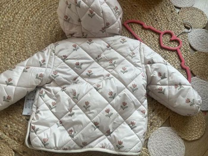 Manteau neuf Kiabi 18 mois  - polaire à l’intérieur - beige avec fleur - photo numéro 2
