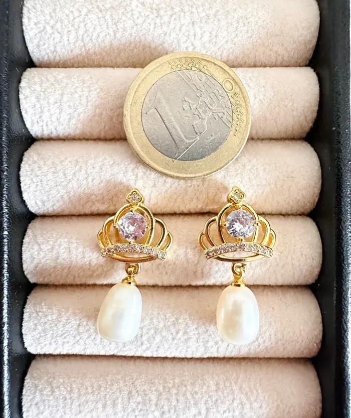 Boucles d’oreilles couronne – Perle naturelle & finitions diamantées vintage