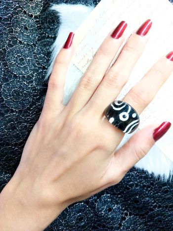 Magnifique bague vintage 00's noire et blanche, en résine.