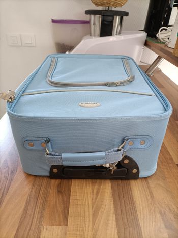 Valise bleu ciel Travel's dimensions environ 35*54 cm (48 cm intérieur)