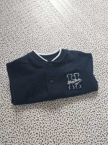 Adorable teddy Kiabi 6 mois !
Porté 1 seule fois → comme neuf