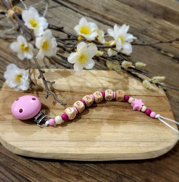 Attache-tétine en bois rose