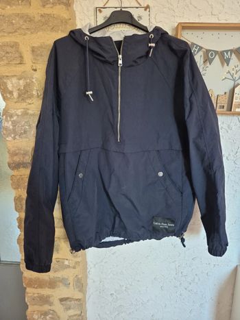 Magnifique coupe-vent bleu marine avec capuche Calvin Klein Jeans taille M