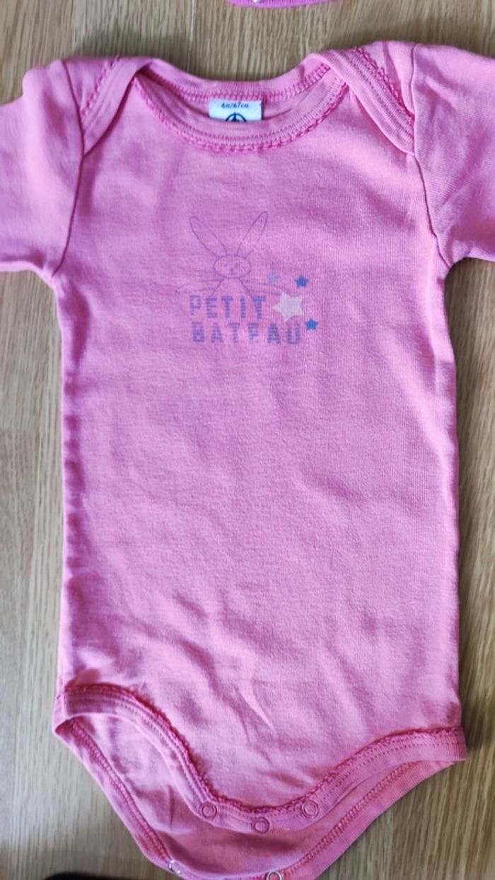 4 bodies taille 6 mois - photo numéro 3
