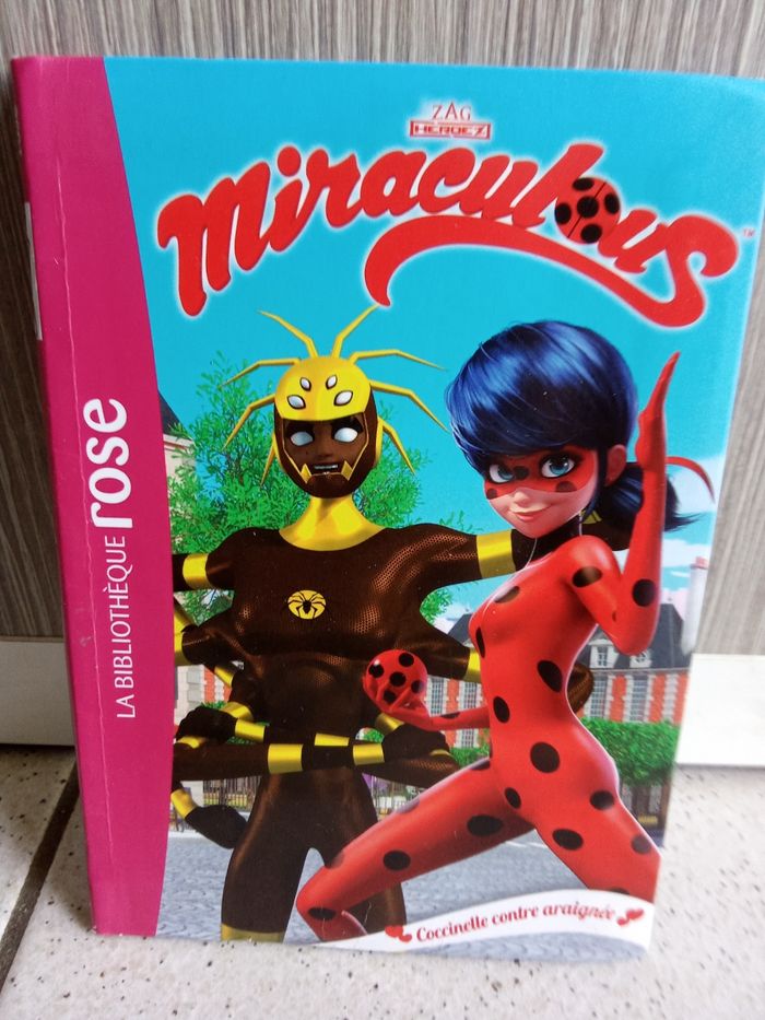 Livre roman bibliothèque rose miraculous, coccinelle contre araignée,  numéro  17