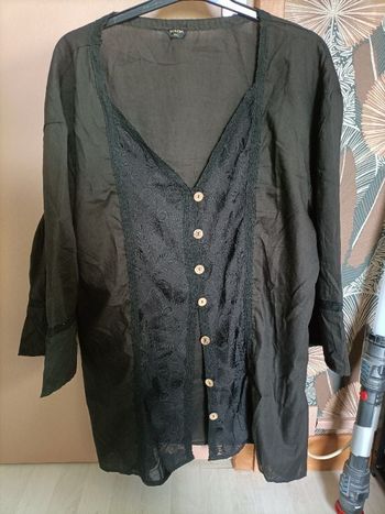 Blouse noir échancrée boutonnée avec broderie dentelle