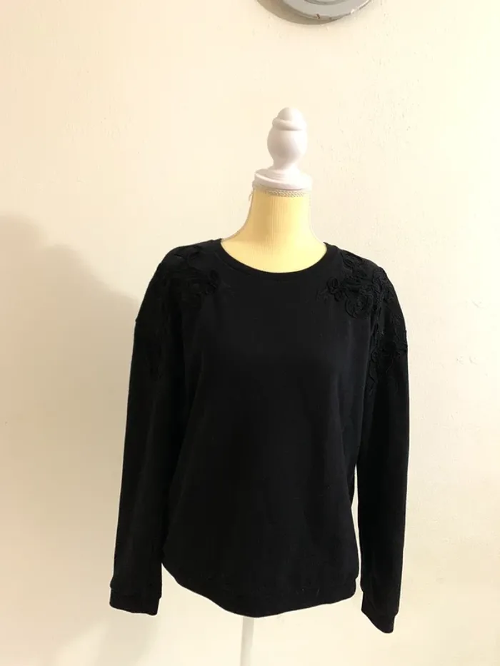 Pull noir à détails brodés Yessica – Taille S