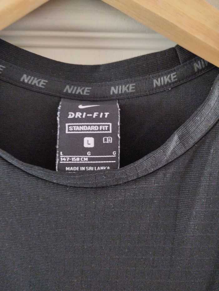 Tee shirt Nike taille 147-158 soit 12-13 ans - photo numéro 3