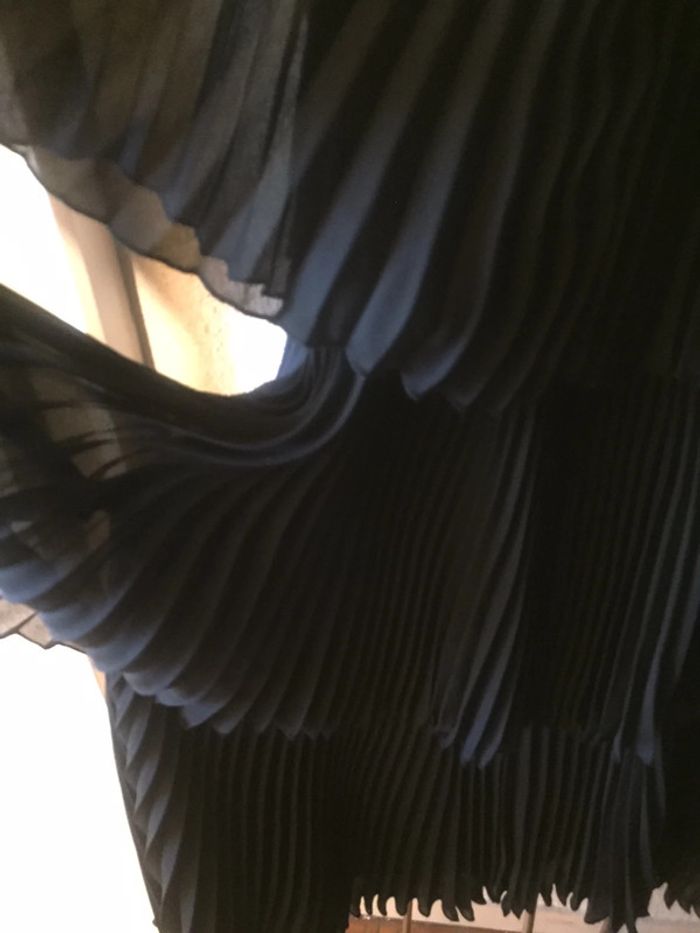Robe noir plissée évasée longueur genou - photo numéro 3