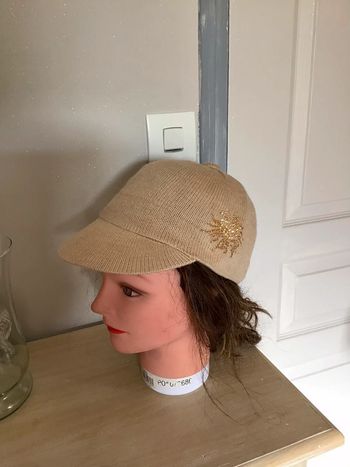 Casquette en laine couleur beige avec les strass Doré sur le côté en taille 55