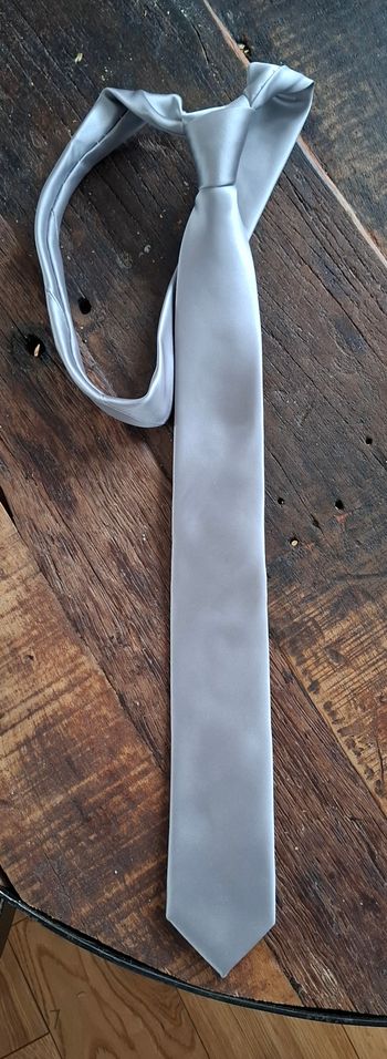 cravate grise argentée