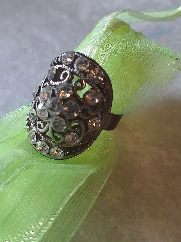 Bague ajustable avec strass fleur - photo numéro 2