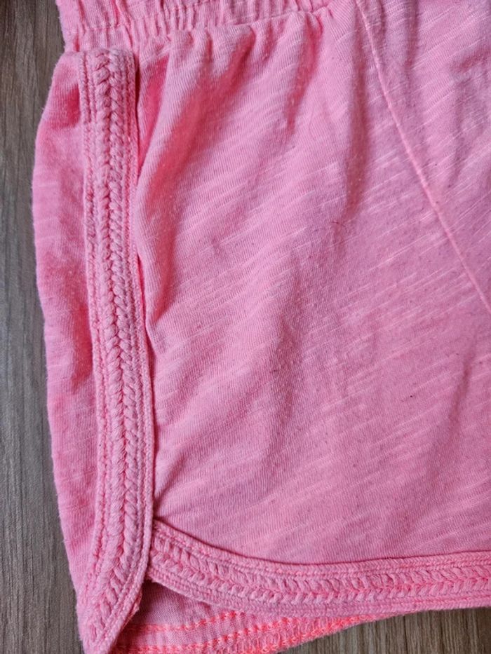 Short rose fluo Kiabi 24 mois - photo numéro 3