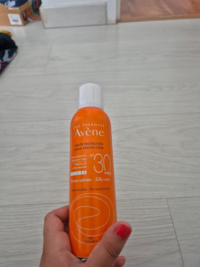 Baume scintillant en spray protection solaire 30 Avene
