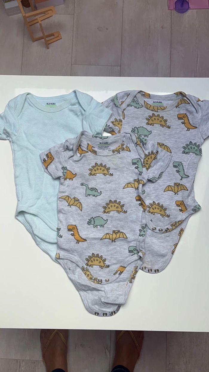 Lot bodie kiabi taille 6 mois