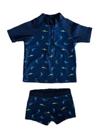 Ensemble de plage. Ensemble de bain. Maillot de bain. Bleu marine à requins bleu et vert. Pommette. 