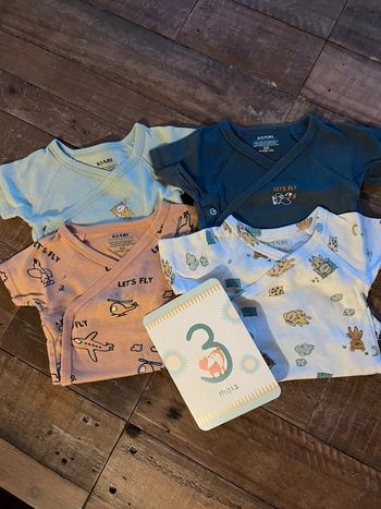 Lot 4 bodies Kiabi manches courtes 3 mois