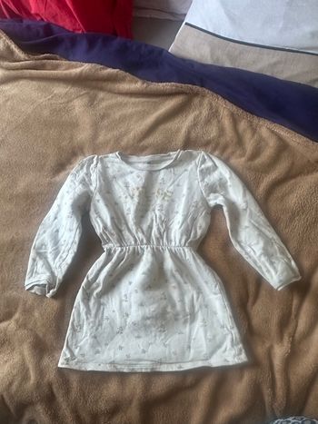 2 Robes sweat confortables Kiabi (6 ans) : une beige "Love" et une blanche "Joie".