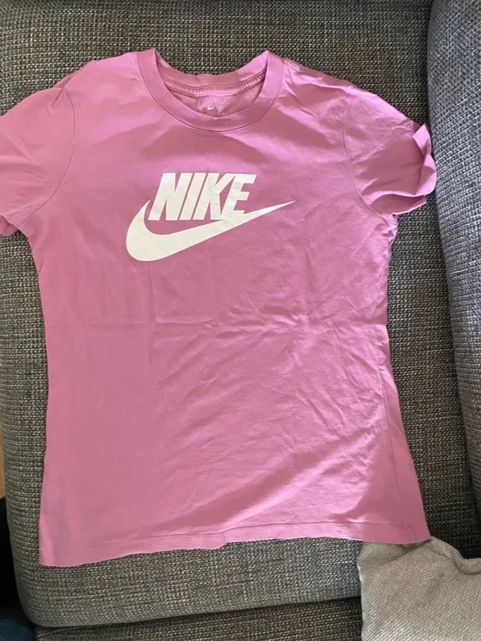 T-shirt Nike rose  taille S – Style, Confort & Performance - photo numéro 2