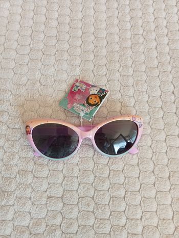 Une paire de lunettes de soleil gabby chat