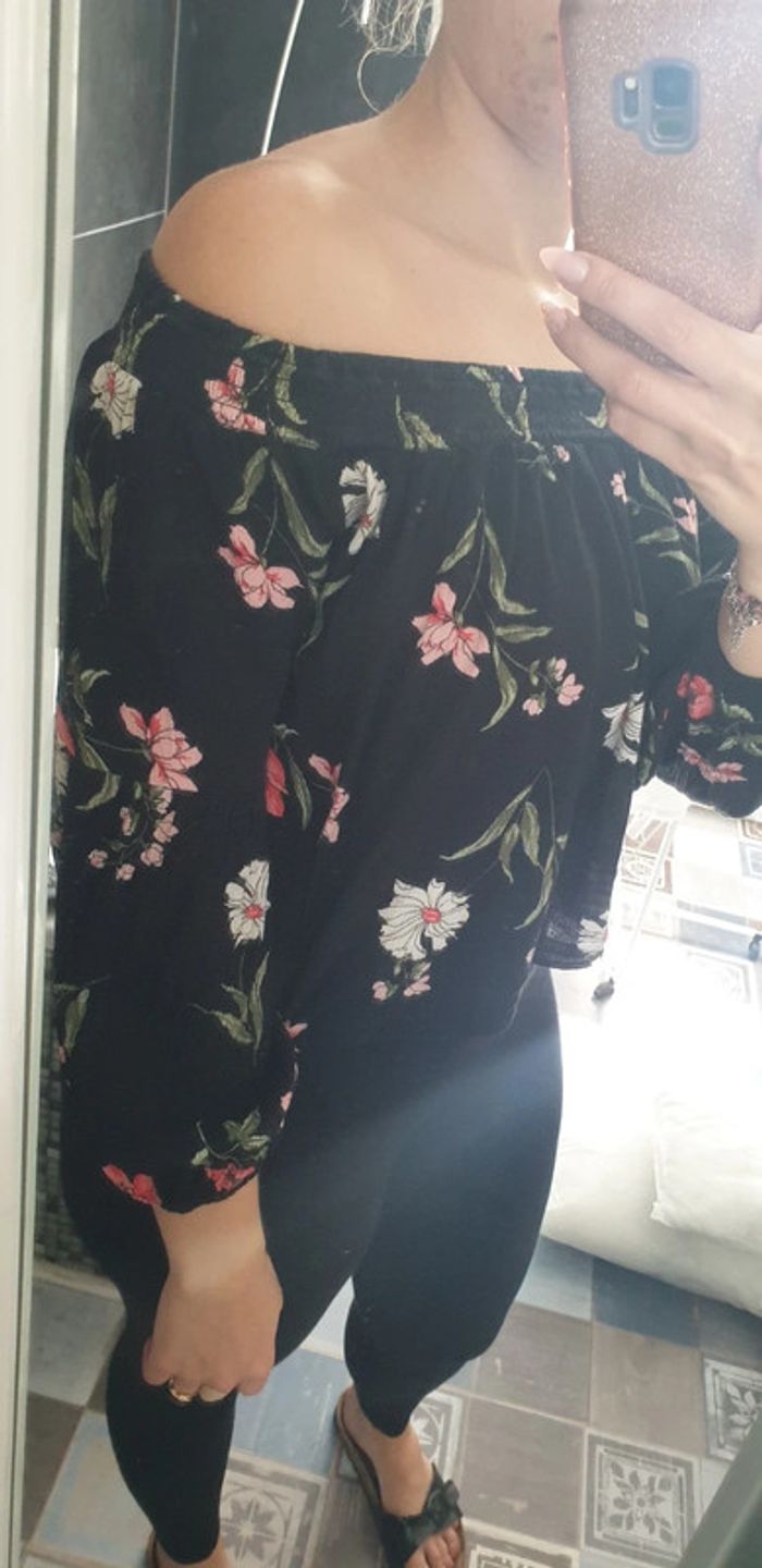CropTop épaules dénudées noir à fleurs "Hollister" - photo numéro 5