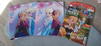 Lot d'un classeur à anneaux, d'une pochette cartonnée et d'un livre d'activités