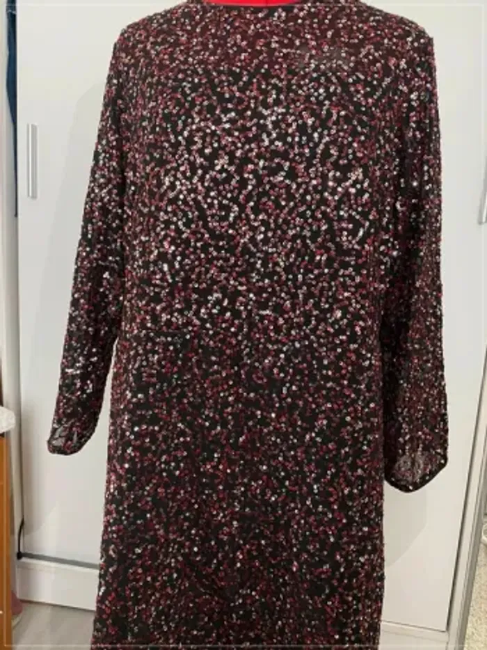 Robe sequins dos nu noir rouge et argent H&M