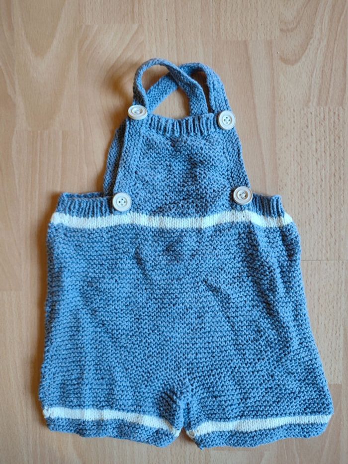 Salopette courte grise neuve tricotée à la main 6-9M bretelles amovibles croisées ou droites