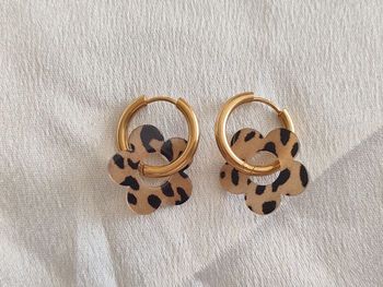 Créoles dorées fleuries pampille léopard beige noir