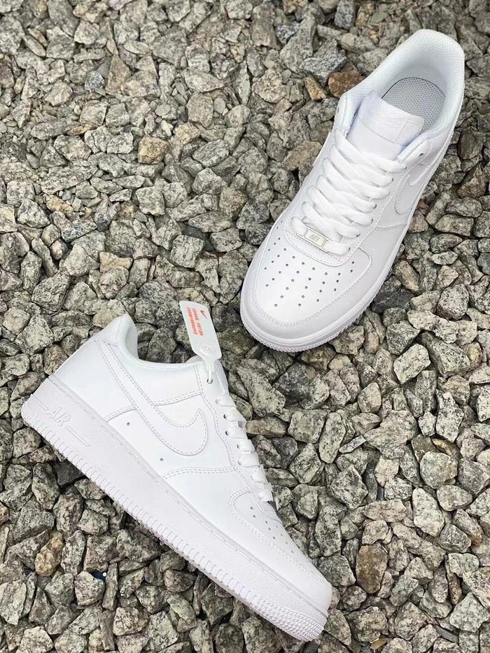Nike Air Force 1 Low '07 White taille :44 - photo numéro 2