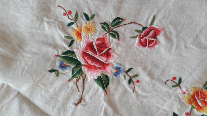 Linge de table : Carré et 4 serviettes de table, blanc avec broderie de fleurs - photo numéro 3