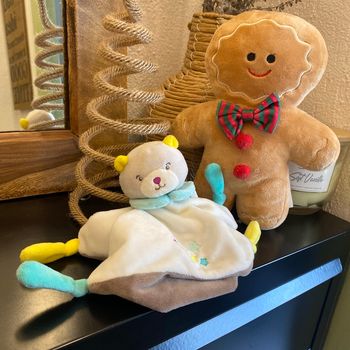 Doudou ours couleur jaune et bleue