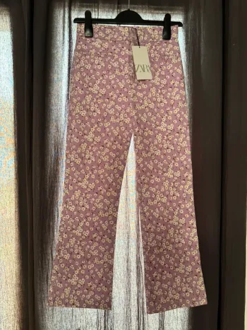 Pantalon rose avec marguerites