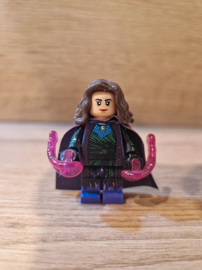 Figurine type lego personnage de la série sorcière rouge Wanda Marvel
