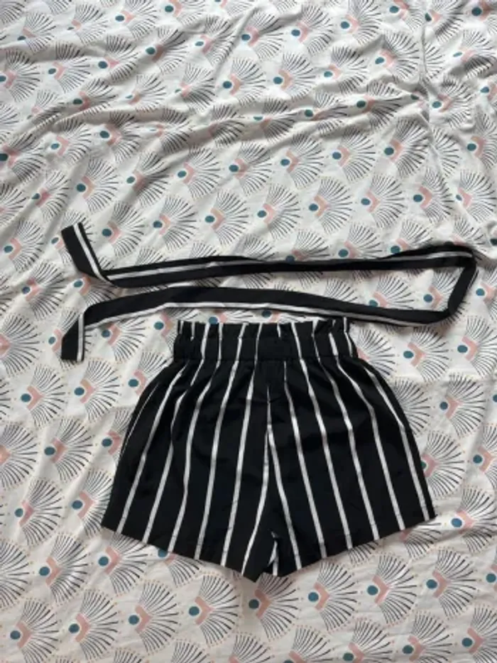 short rayé noir et blanc – SHEIN – taille XS - photo numéro 3