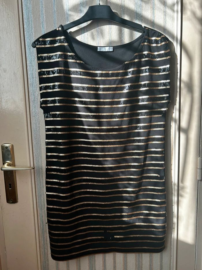 Robe noir sequins doré