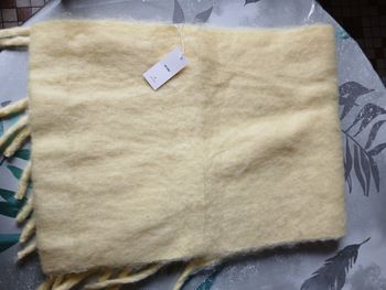 Écharpe jaune neuf