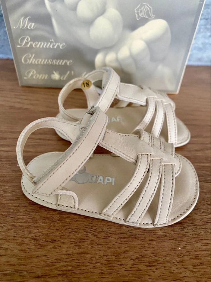 Magnifique paire de chaussure blanche pour bébé neuve - photo numéro 2