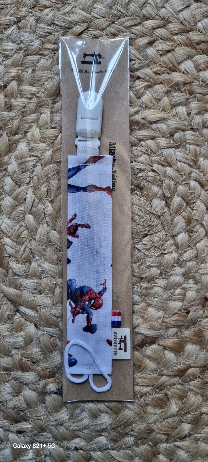 Attache tétine spiderman