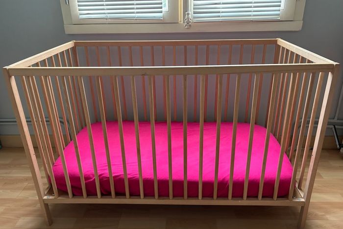 Lit en bois à barreaux + matelas